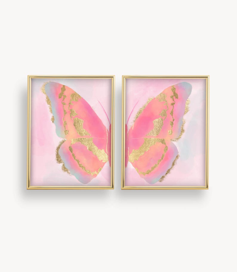Puede incluir: Un conjunto de dos impresiones enmarcadas que presentan una mariposa rosa con detalles dorados sobre un fondo rosa.