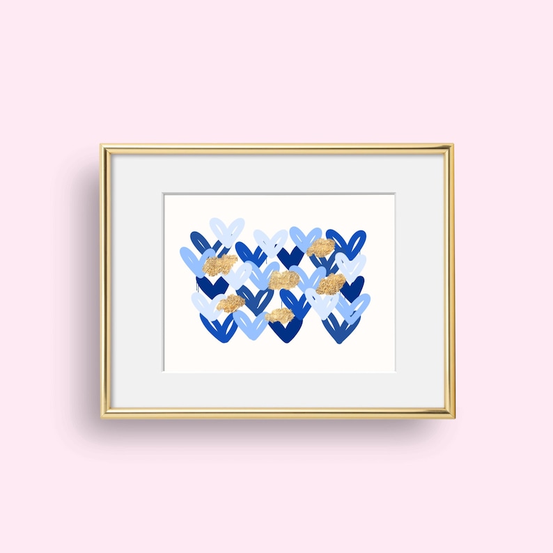 Peut inclure: Une impression encadr&eacute;e avec un motif abstrait bleu et or repr&eacute;sentant un motif de c&oelig;urs qui se chevauchent. Les c&oelig;urs sont dans des tons de bleu et le fond est blanc.