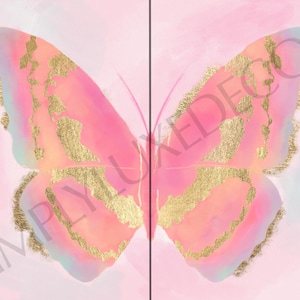 Puede incluir: Una mariposa rosa con detalles dorados sobre un fondo rosa claro. La mariposa tiene un efecto acuarela y es un dise&ntilde;o sim&eacute;trico.