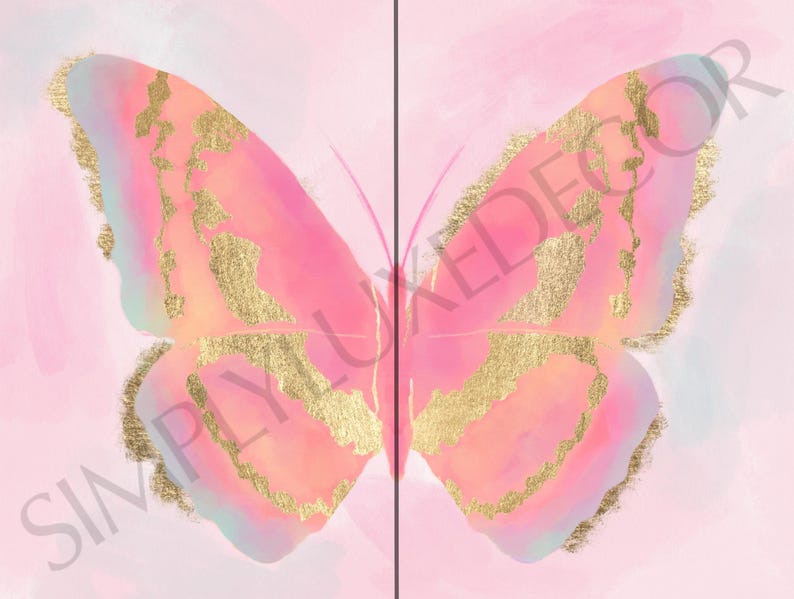 Puede incluir: Una mariposa rosa con detalles dorados sobre un fondo rosa claro. La mariposa tiene un efecto acuarela y es un dise&ntilde;o sim&eacute;trico.