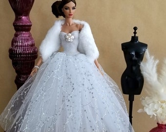 VACANCES SUR GLACE | Robe de princesse pour poupées de 30 cm | Talons hauts argentés | Bracelet diamant | Fourrure blanche | La Mariée du Millénaire 2000 | Princesse de glace