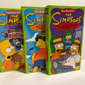 Può includere: Tre cassette VHS dei Simpson, ognuna con un episodio diverso. La prima cassetta presenta Bart Simpson e Krusty il Clown. La seconda cassetta presenta Bart Simpson e Milhouse. La terza cassetta presenta Bart Simpson, Lisa Simpson e Homer Simpson.