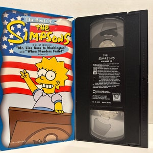 Può includere: Una custodia per VHS con i Simpson. La copertina mostra Lisa Simpson che tiene un discorso davanti a una bandiera americana. Il titolo del nastro è "The Best Of The Simpsons" e gli episodi inclusi sono "Mr. Lisa Goes to Washington" e "When Flanders Failed".