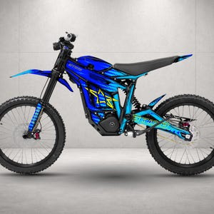 Op de afbeelding: Een elektrische crossmotor met een felblauw frame, een zwarte zadel en zwarte banden. Op het frame staat het woord STING in gele letters, samen met een gele stergrafiek. De motor is voorzien van een zwart stuur, schijfremmen voor en achter en een zwarte behuizing voor de centrale motor.