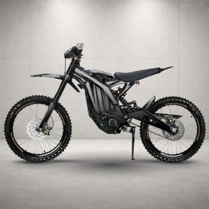 Pode incluir: Motocicleta elétrica de motocross preta e prateada com pneus cravados e freios a disco. A moto tem assento, pára-lamas e quadro pretos. Projetada para uso off-road.