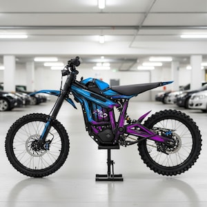 Może przedstawiać: Elektryczny motocykl terenowy w uderzającej niebiesko-fioletowej kolorystyce. Rower ma czarne siedzenie, opony i ramę, ze skomplikowanymi wzorami na nadwoziu. Jest zaparkowany na stojaku w garażu.
