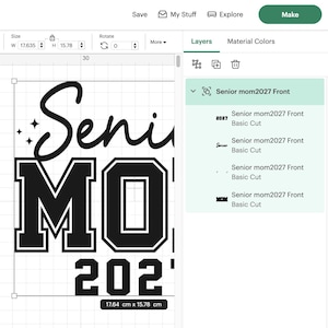 Może przedstawiać: Cyfrowy projekt z napisem "Senior Mom 2027" pogrubioną czcionką w stylu uniwersyteckim. Projekt zawiera rok 2027 i dekoracyjne rozbłyski gwiazd. Projekt ma 17,64 cm szerokości i 15,78 cm wysokości.