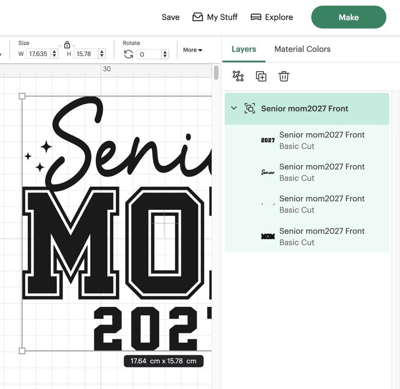Może przedstawiać: Cyfrowy projekt z napisem "Senior Mom 2027" pogrubioną czcionką w stylu uniwersyteckim. Projekt zawiera rok 2027 i dekoracyjne rozbłyski gwiazd. Projekt ma 17,64 cm szerokości i 15,78 cm wysokości.