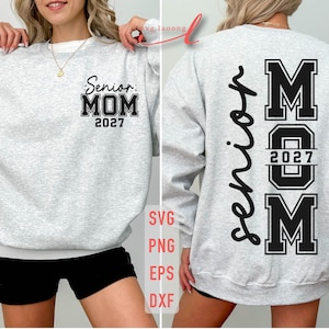 Może przedstawiać: Jasnoszara bluza z napisem "Senior MOM 2027" w kolorze czarnym. Projekt znajduje się z przodu i z tyłu bluzy. Bluza ma biały kołnierz i mankiety.