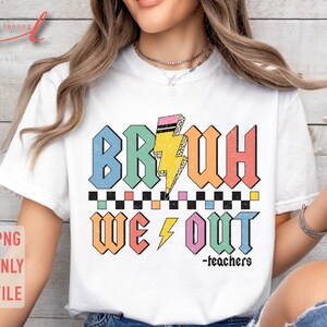 Peut inclure: Un t-shirt blanc avec un graphique color&eacute; qui dit "BRUH WE OUT -teachers". Le graphique est dans un style r&eacute;tro avec un &eacute;clair et un motif &agrave; carreaux.