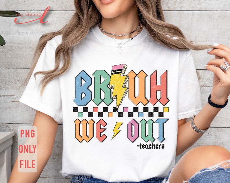 Peut inclure: Un t-shirt blanc avec un graphique color&eacute; qui dit "BRUH WE OUT -teachers". Le graphique est dans un style r&eacute;tro avec un &eacute;clair et un motif &agrave; carreaux.