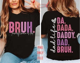 Op de afbeelding: Zwart T-shirt met roze en paarse tekst die "BRUH. formerly known as dad" op de voorkant en "dad life DA. DADA. DADDY. DAD. BRUH." op de achterkant staat.