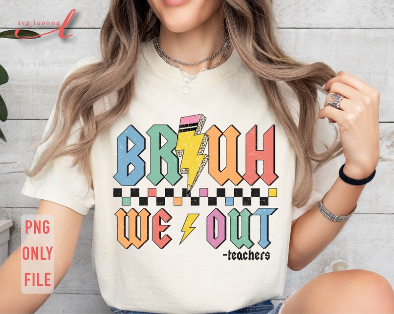 Peut inclure: Un t-shirt blanc avec un graphique color&eacute; qui dit "BRUH WE OUT -teachers". Le graphique est dans un style r&eacute;tro avec un &eacute;clair et un motif &agrave; carreaux.