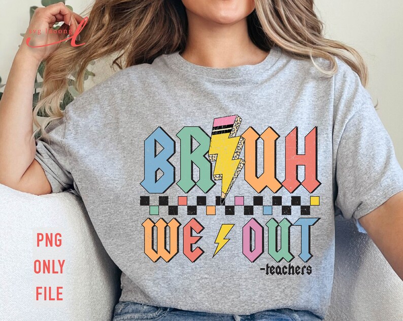 Peut inclure: Un t-shirt gris avec un motif color&eacute; qui dit "BRUH WE OUT -teachers". Le motif est de style r&eacute;tro avec un &eacute;clair et un motif &agrave; carreaux.