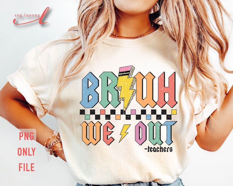 Peut inclure: Un t-shirt blanc avec un graphique color&eacute; qui dit "BRUH WE OUT -teachers". Le graphique est dans un style r&eacute;tro avec un &eacute;clair et un motif &agrave; carreaux.