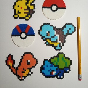 Könnte beinhalten: Sechs bunte Pixel-Art-Designs mit Pokémon-Charakteren und Pokébällen. Die Designs sind aus kleinen Plastikperlen gefertigt und beinhalten Pikachu, Schiggy, Bisasam, Glumanda und zwei Pokébälle.