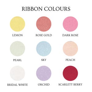 以下が含まれることがあります： 「RIBBON COLOURS」と書かれたカラーチャートの画像。レモン、ローズゴールド、ダークローズ、パール、スカイブルー、ピーチ、ブライダルホワイト、オーキッド、スカーレットベリーの9色の円形の色見本が表示されています。