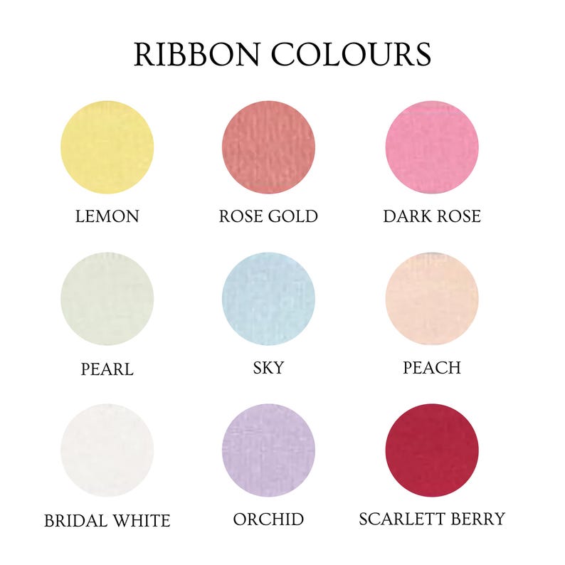以下が含まれることがあります： 「RIBBON COLOURS」と書かれたカラーチャートの画像。レモン、ローズゴールド、ダークローズ、パール、スカイブルー、ピーチ、ブライダルホワイト、オーキッド、スカーレットベリーの9色の円形の色見本が表示されています。