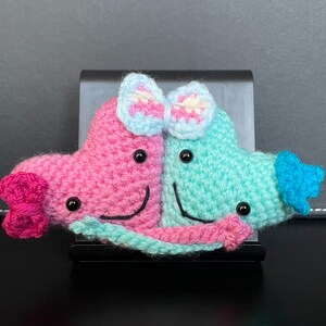 Cœurs d&#39;amour LGBTQ Ms&Mr fabriqués à la main - Cœurs au crochet bleus et roses avec noeud TransFlag - Cadeau parfait pour la Saint-Valentin et plus