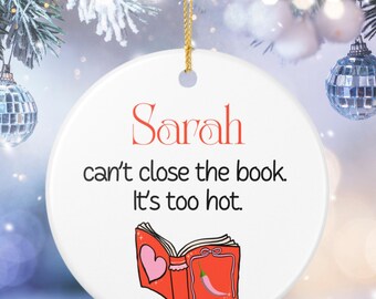 Adorno personalizado para lectores obscenos y picantes, adorno de regalo personalizado para amantes de los libros románticos, regalo de BookTok "No puedo cerrar el libro, está demasiado caliente", amante de los libros