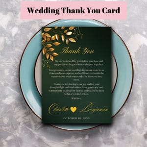 Modelo de cartão de agradecimento para casamento editável em verde esmeralda com detalhes dourados, posicionamento elegante para mesa de agradecimento em casamento verde para impressão