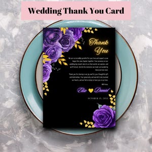 Modelo de cartão de agradecimento para casamento editável em preto, roxo e dourado, cartão de agradecimento para casamento com flores roxas para impressão, convite de mesa de agradecimento Canva