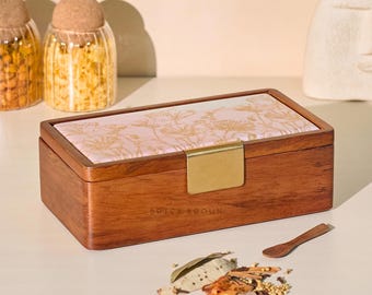 Caja de especias de madera Brick Brown® Noor con tapa / Organizador de especias de madera maciza con 8 recipientes de acero y cuchara de madera / Caja de almacenamiento de especias