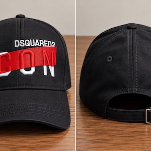 Op de afbeelding: Een zwarte honkbalpet met de witte tekst DSQUARED2 boven een rode horizontale streep met de witte tekst ICON geborduurd op de voorkant. De achterkant van de pet bevat een verstelbare zwarte band met een zilveren metalen gesp.