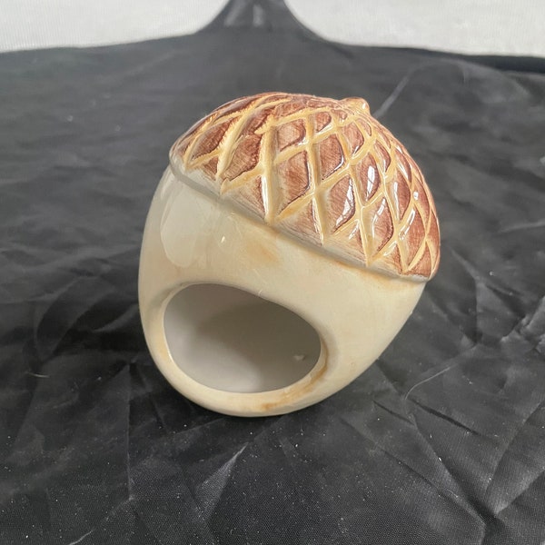 Ceramic Acorn Hide