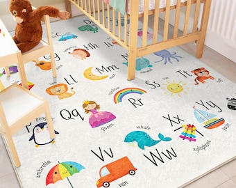Puede incluir: Una alfombra de juego de alfabeto blanca con ilustraciones coloridas de letras, animales y objetos. Las letras son negras y las ilustraciones son de colores brillantes. La alfombra de juego es perfecta para niños que aprenden su ABC.