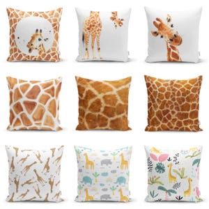 Könnte beinhalten: Neun verschiedene Kissen-Designs mit Giraffen-Motiv. Die Kissen sind alle quadratisch und haben einen weißen Hintergrund. Einige Kissen haben einen Giraffen-Druck, während andere eine Giraffen-Illustration zeigen.