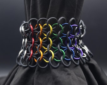 Stretchigt regnbågsfärgat ringbrynjearmband