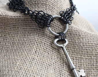 Loop and Broom Chainmail Svart Skelettnyckel Halsband