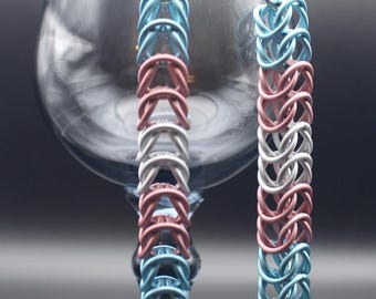 Loop and Broom Chainmail Trans Pride Box Chain Örhängen