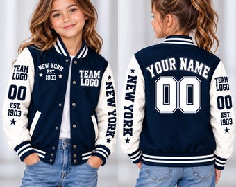 Può includere: Una giacca varsity blu navy e bianca con la scritta "NEW YORK EST. 1903" e "TEAM LOGO" sul davanti, e "YOUR NAME" con il numero "00" sul retro. Le maniche sono bianche con polsini a righe blu navy.