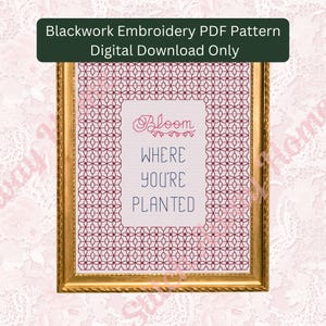 Può includere: Un motivo a punto croce incorniciato con le parole "Bloom Where You're Planted". Il design presenta una cornice dorata, uno sfondo bianco con il testo in blu e un motivo floreale bordeaux. La parte superiore della cornice recita "Blackwork Embroidery PDF Pattern Digital Download Only."