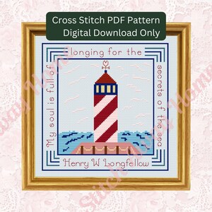 Puede incluir: Patrón de punto de cruz enmarcado con un faro de rayas rojas y blancas, agua azul y cielo azul. La obra de arte incluye el texto "My soul is full of" y "secrets of the sea". También se incluye el texto "Henry W Longfellow".