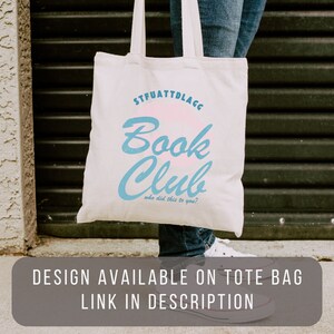 Puede incluir: Una bolsa de tela blanca con un dise&ntilde;o azul y rosa que dice "STFUATTDLAGG Book Club who did this to you?"