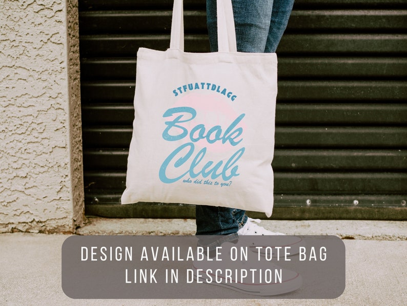 Puede incluir: Una bolsa de tela blanca con un dise&ntilde;o azul y rosa que dice "STFUATTDLAGG Book Club who did this to you?"
