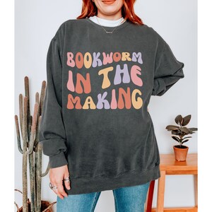 Bluza z nadrukiem Bookworm In The Making Bluza z nadrukiem na temat ciąży Bluza z nadrukiem na ogłoszenie o dziecku Bluza z nadrukiem dla przyszłej mamy w ciąży Prezent dla mamy