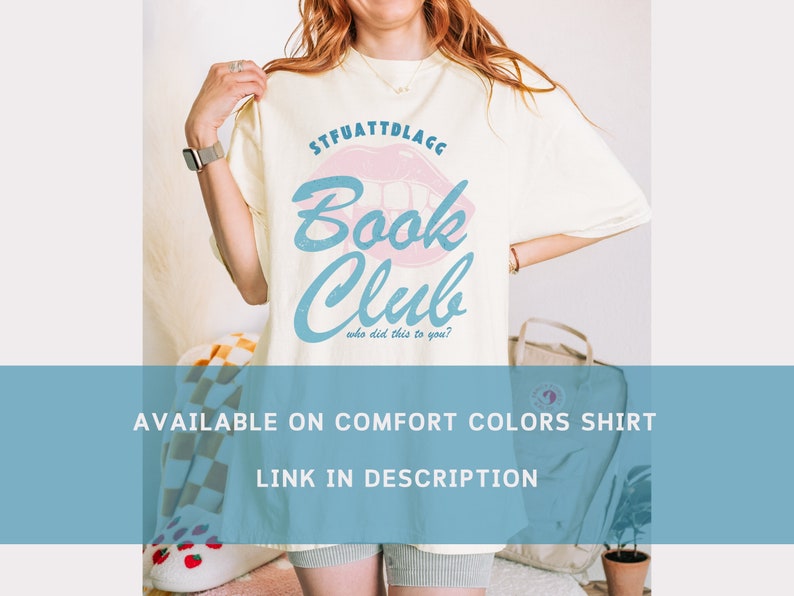 Puede incluir: Una camiseta blanca con un gr&aacute;fico azul y rosa que dice "STFUATTDLAGG Book Club who did this to you?"