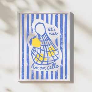 Peut inclure: Une impression encadrée blanche avec des rayures bleues et blanches. L'impression représente un citron jaune dans un sac en filet bleu avec le texte "let's make limoncello".