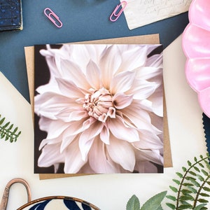 Tarjeta de felicitación Dahlia Cafe au Lait, tarjeta de felicitación floral, tarjetas de felicitación botánicas, tarjeta de cumpleaños floral, tarjetas de notas en blanco, agradecimiento
