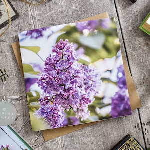 Tarjeta de felicitación con flores de color lila, tarjeta de felicitación floral, tarjetas de felicitación botánicas, tarjeta del Día de la Madre, tarjeta de cumpleaños morada, tarjetas con notas de color lila