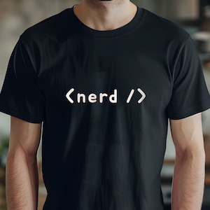 Camiseta de código HTML para nerds - Camiseta de programador geek - Regalo para desarrollador frontend, ingeniero de software y diseñador web - Unique Tech Apparel