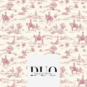 Op de afbeelding: Een herhalend patroon met een woestijnlandschap met cowboys te paard, cactussen en schaarse vegetatie in een gedempte rode tint tegen een crèmekleurige achtergrond. Het ontwerp heeft een vintage, toile-achtige esthetiek. Het logo "DUO Designed Studio" staat onderaan.
