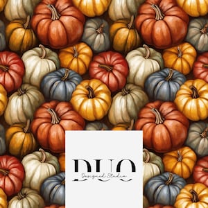 Puede incluir: Un patrón repetido de calabazas en varios colores, incluyendo naranja, amarillo, rojo, blanco y azul. Las calabazas tienen superficies texturizadas y tallos verdes. La imagen incluye el texto "DUO Designed Studio".
