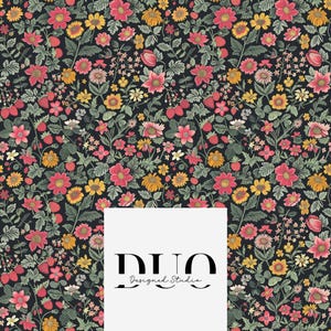 Op de afbeelding: Een bloemenpatroon met roze, gele en witte bloemen, rode aardbeien en groene bladeren op een donkere achtergrond. Het ontwerp bevat de tekst "DUO Designed Studio" in een witte rechthoek.
