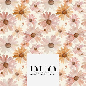Könnte beinhalten: Ein sich wiederholendes Muster aus Aquarell-Gänseblümchen in Pfirsich-, Rosa- und Orangetönen auf cremefarbenem Hintergrund. Die Blumen haben braune Zentren und sind unterschiedlich groß. Das Bild enthält den Text "DUO Designed Studio" in Schwarz.