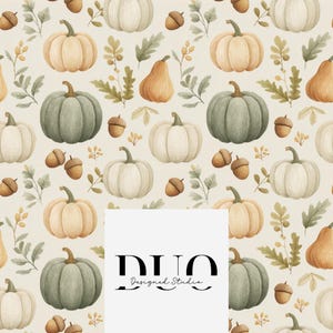 Peut inclure: Un motif répétitif illustrant des citrouilles dans des tons vert sauge, crème et beige, parsemé de glands marron et de feuilles vertes sur un fond beige clair. Un carré blanc superposé affiche le texte noir DUO Designed Studio.
